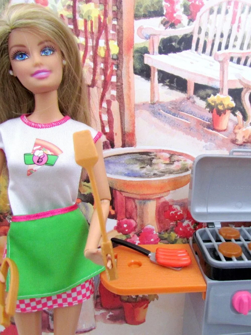 BARBIE BARBEQUE, ARTICULATED ARMS DOLL + HOT DOG BBQ + STAND, CUTE APRON OUTFIT